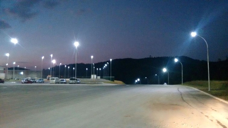 Iluminação TAIRIS em pátio externo