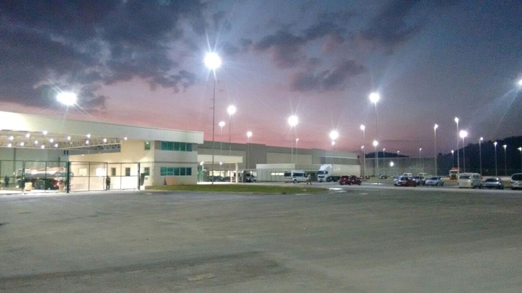 Iluminação TAIRIS em área externa profissional